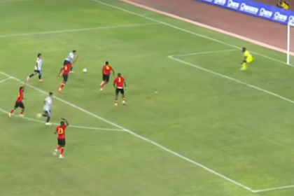 El momento previo al 2-0 de Argentina ante Angola, convertido por Lionel Messi