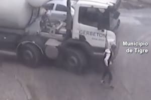 El momento en el que un hombre fue atropellado por un camión en Tigre