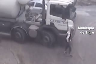 El momento en el que un hombre fue atropellado por un camión en Tigre