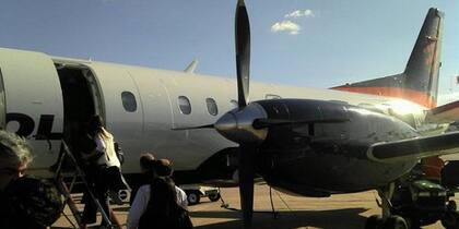 El momento previo al ingreso al avión de Agostina