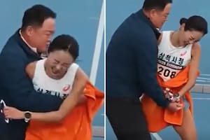 El polémico forcejeo entre una corredora de Corea del Sur y su entrenador tras cruzar la meta de un maratón