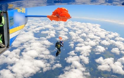 El momento que el paracaidista quedó atrapado