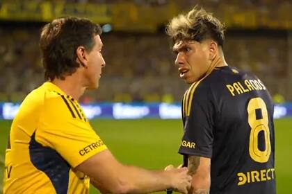 El momento que no gustó: Carlos Palacios le recriminó a Claudio Úbeda el cambio ante Rosario Central.