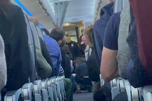 Una azafata golpeó a un pasajero con una cafetera para evitar que abra la puerta del avión