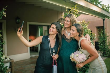 El momento selfie de la novia con sus dos amigas de la infancia, Olivia Brown y Agustina Müller de Chavanne.