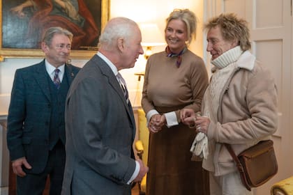 El monarca conversa con Rod y Penny. Junto a ellos, otro de los embajadores de la fundación, Alan Titchmarsh.