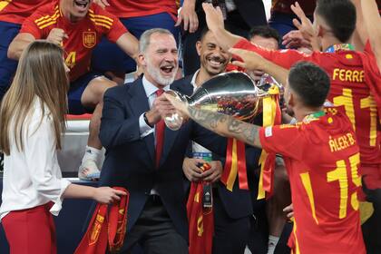 El monarca español y la menor de sus herederas, la infanta Sofía, exultantes ante el triunfo de la selección española.
