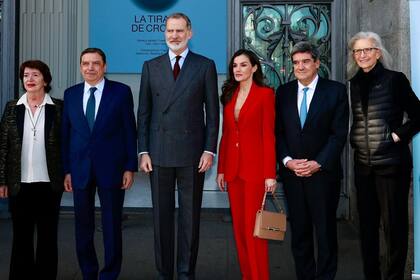 El monarca y su mujer junto a las autoridades del Banco de España y Leibovitz posan frente a la exposición "La tiranía de Cronos".