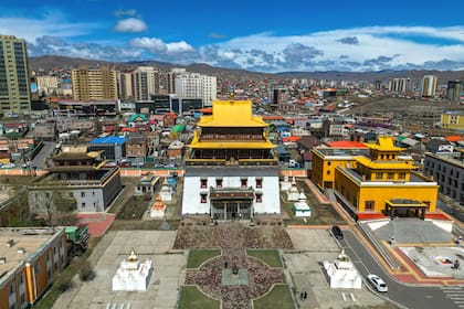 El monasterio de Gandantegchinlen en Ulán Bator, Mongolia, el 15 de mayo de 2023. Para los líderes de la fe, la aparición del niño es vital para garantizar la continuidad del budismo tibetano en Mongolia, un país que aún se está recuperando de décadas de represión religiosa, a veces violenta, bajo sus antiguos gobernantes socialistas. (Chang W. Lee/The New York Times).