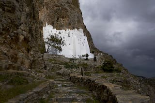 Entre el cielo y el mar, el monasterio milenario griego que desafía la gravedad