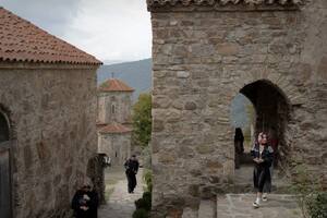 El monasterio Nekresi, en Georgia, en una zona con viñedos cercana a la capital, Tiflis. (Emile Ducke/The New York Times)