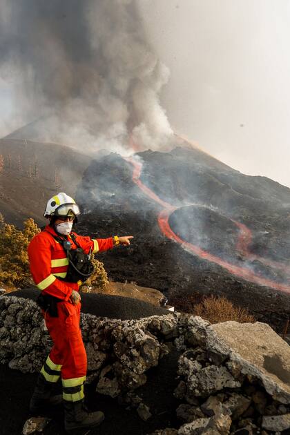 El monitoreo de la erupción en La Palma. (Photo by Luismi Ortiz / UME / AFP) / 