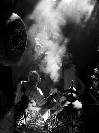 "El monje del té", de 2018; los precios de las fotos van de los 600 a los 1100 dólares