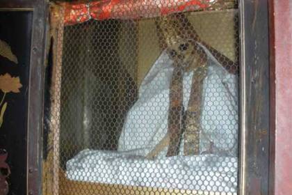 El monje Hon Akemi alcanzó la budeidad en el año 1683 y hoy se encuentra en el templo de Honmyogi, en Yamagata