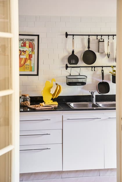 El mono para las bananas es una de las joyitas que lleva consigo y fue heredado.