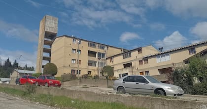 el-monoblock-donde-vive-el-personaje-de-2MQISNXMQ5DQRF33EXQ5RQOMZE Uno por uno: los impresionantes escenarios donde se filmó “Atrapados”, la serie de Netflix que transcurre en Bariloche