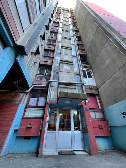 El monoblock número 112 del barrio Banjica, a pocos kilómetros del centro de Belgrado, donde Djokovic vivió gran parte de su infancia