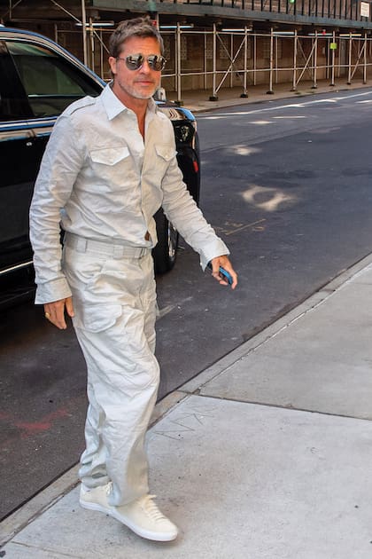 El monocromo también va para sus outfits más casuales: camisa con charreteras y bolsillos delanteros y pantalón liviano.
