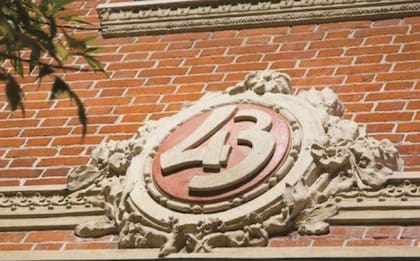 El monograma de la marca 43 aún se ve en los rosetones del edificio.