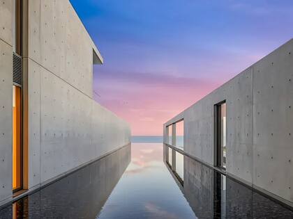 La casa cuneta con canales de agua que se pierden en el horizonte del océano