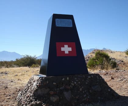 El monolito que recuerda a la turista suiza Annagreth Würgler, desaparecida cuando recorría en bicicleta el noroeste argentino. La última vez que se la vio con vida fue el 29 de agosto de 2004 en Pagancillo, La Rioja