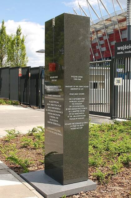 El monolito que recuerda al polaco Ryszard Siwiec, en uno de los accesos al estadio nacional de Varsovia.
