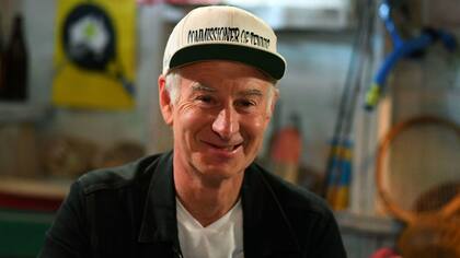 Hoy, a los 62 años, McEnroe sigue siendo una gran figura del tenis: comenta en TV y juega algunas exhibiciones.