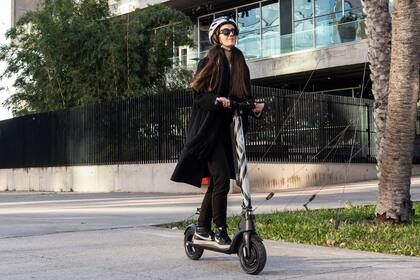 El monopatín eléctrico de Renault cuenta con llantas de 10″ y con un motor de 350 W.