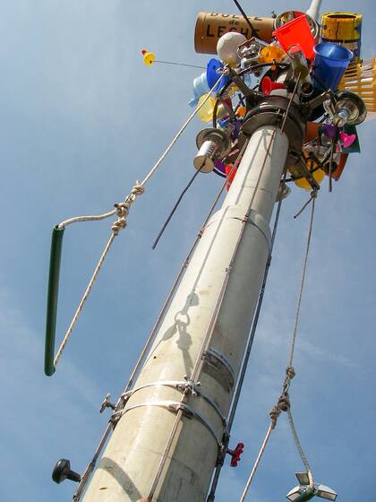 El "Monstrumento, diseño experimental que reúne objetos en torno de un poste de luz y emiten sonidos al moverse.