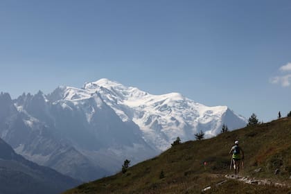 El Mont Blanc, la montaña más alta de la Unión Europea como marco de fondo en la UTMB