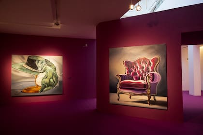El montaje de sala que logra una ambientación similar a un club, un pub o un cine: tanto las alfombras como las paredes son de color púrpura