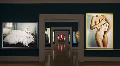 El montaje, también ideado por Testino, evoca las salas en galería de los museos tradicionales como el Met de Nueva York