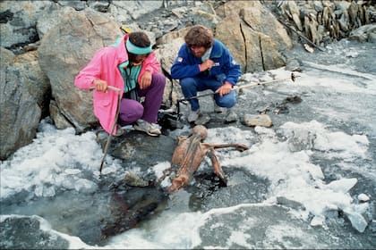 El montañero Reinhold Messner al momento del descubrimiento del cuerpo en 1991 por dos turistas