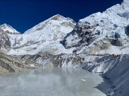 El montañero Shree Gurung asegura que este lago apareció junto al campamento base entre 2020 y 2021