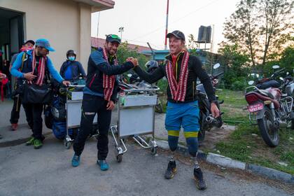 El montañista italiano Andrea Lanfri es el tercer doblemente amputado en llegar a la cima del mundo.