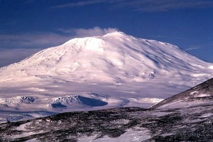 El Monte Erebus es un volcán activo de casi 3800 metros de altura en la isla Ross, Antártida. Es uno de los volcanes más australes del mundo y es conocido por su cráter con un raro lago de lava permanente. Su ladera está cubierta de hielo y nieve casi todo el año.