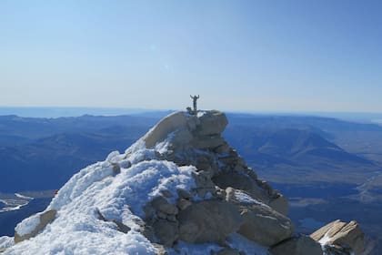 El monte Fitz Roy es una montaña de 3405 metros de altura sobre el nivel del mar