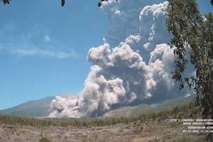 El monte Lewotobi Laki Laki expulsa material volcánico durante la erupción en East Flores, Indonesia, el lunes 7 de julio de 2025