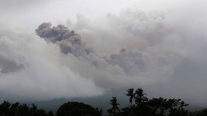 Grandes columnas de ceniza volcánicas se ven a varios kilómetros de distancia