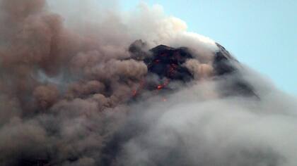 El volcán lanza flujos piroclásticos, que son nubes calientes de gases y escombros volcánicos que se mueven al nivel del suelo