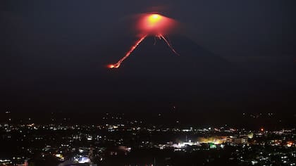 Desde varios kilómetros pueden verse los río de lava que bajan del volcán