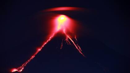 Una impactante imagen de como la lava se desliza por la ladera del volcán