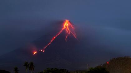 De noche la lava puede verse de forma más espectacular