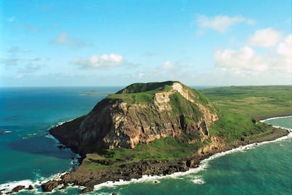 El monte Suribachi se encuentra en la punta sur de la isla de Iwo Jima