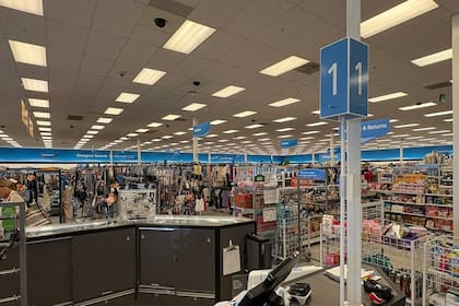 El monto de £10 se descuenta automáticamente y solo se devuelve la diferencia si la compra no alcanza ese valor mínimo