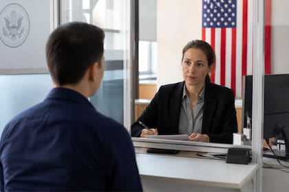 El monto varía entre US$5000, US$10.000 y US$15.000, según lo determine el funcionario consular