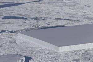 El monumental témpano de hielo que llamó la atención por su curiosa forma