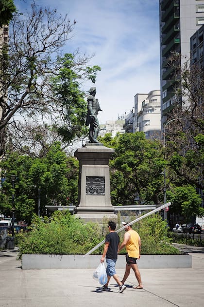 El monumento  a Azcuénaga en la Plazoleta Primera Junta.
