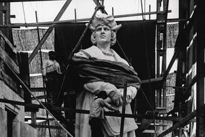 El monumento a Colón, donado por la comunidad italiana para el centenario de la revolución de Mayo, poco antes de ser emplazado, en 1921.