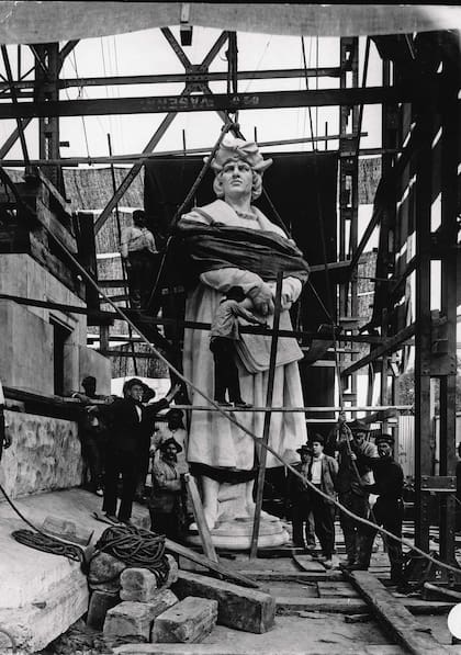 El monumento a Colón, donado porl a comunidad italiana para el centenario de la revolución de Mayo, poco antes de ser emplazado, en 1921.